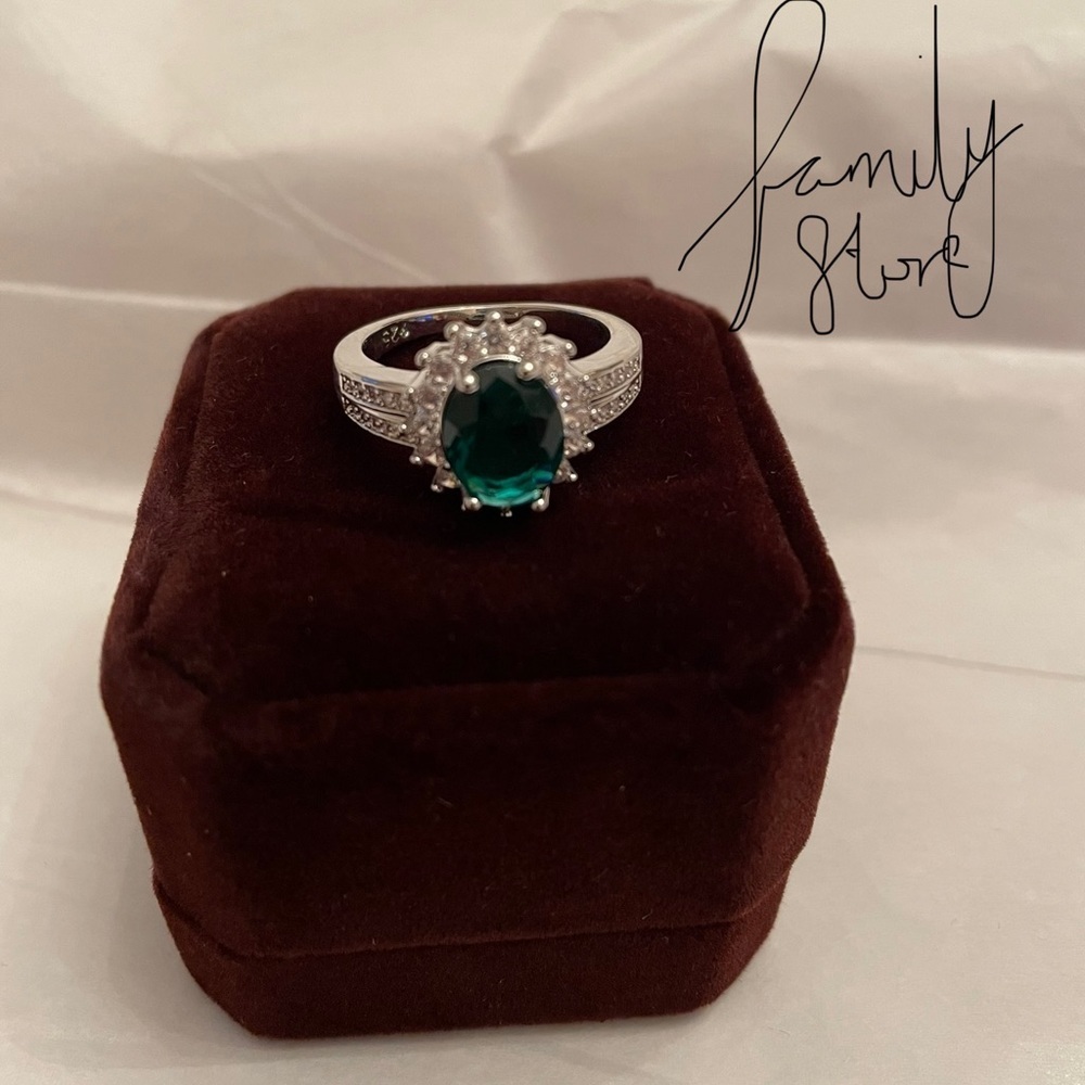 Emerald Green wedding ring - Picture 7 of 8